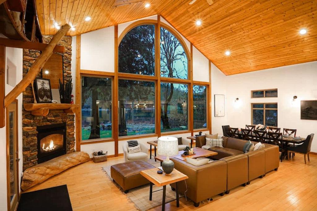 Maple Falls House | Waterfront Chalet