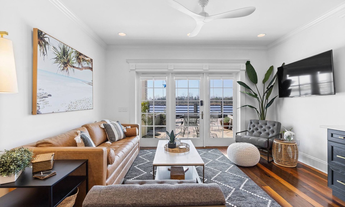 Riverwalk Condo | Waterfront, Sunset Views! Historic Dwtn-King Bed-Luxury with Free Parking!