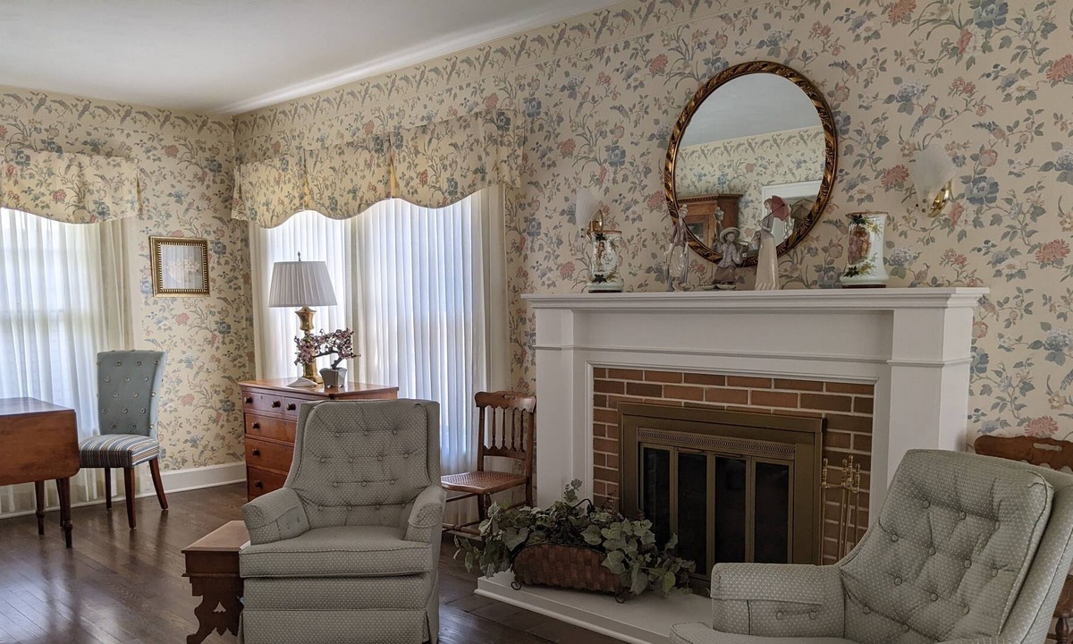 Wooster Apartment | /Your home away from home! One bedroom apt. in 1920's Dutch Colonial. Near COW..