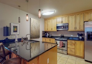 Downtown lakefront luxury condo w/patio & shared hot tub/pool in Sandpoint
