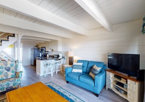 Oceanfront Townhouse w/Private Balcony, Great Views, Washer/Dryer, Central AC