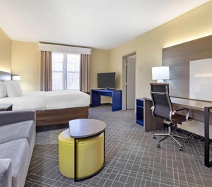 Comfort Suites Hanes Mall 