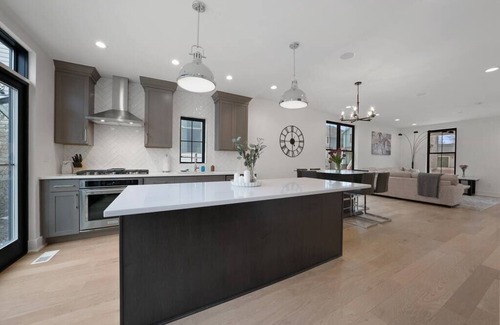 Weinland Park House | BRANDNEW LuxeTownhome Short North w/coveredTerrace