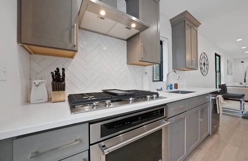 Weinland Park House | BRANDNEW LuxeTownhome Short North w/coveredTerrace