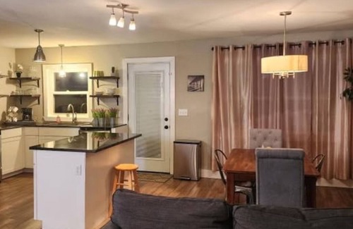Cortland House | Charming 3-bedroom house close to the lake