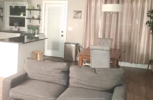 Cortland House | Charming 3-bedroom house close to the lake