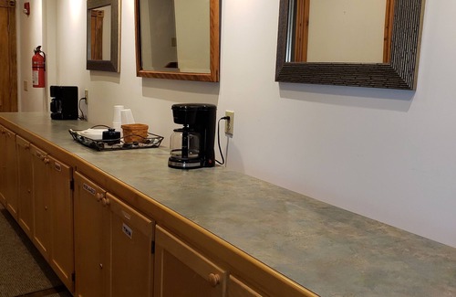 Stockport House | Historic Hardware Inn with River Views: Suite 102