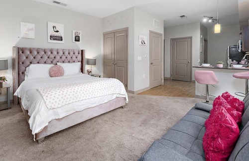 Scioto Mile Apartment | PINK STUDIO APT IN HEART OF DOWNTOWN