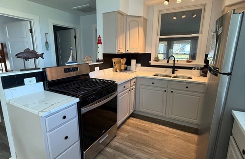 Vickery Apartment | Quiet Lakefront Home + Great Deck + Sunset Views