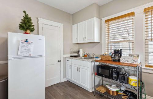 Lakewood Apartment | Stylish Lakewood Apartment - Free Parking & Wi-Fi