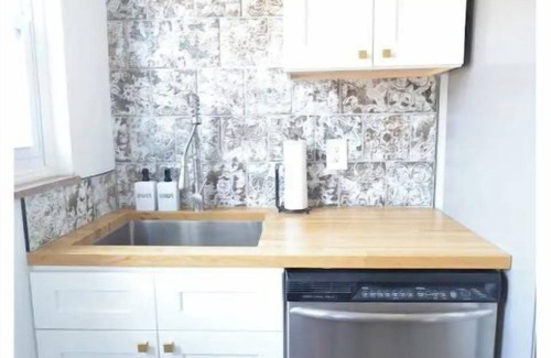 Grandview Heights Apartment | The Broadway Hot Tub Patio King Bed Fast WiFi Near OSU, Victorian Village
