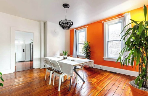 Italian Village House | Top Rated - CLEAN - Parking Free - PRIME Location