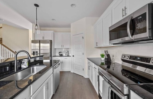 Lakewood Apartment | 1 King 2 Queens Garage Yard Washer Dryer