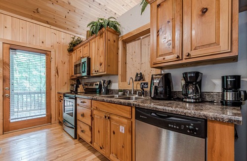 Cleveland Cabin | 1 NIGHT WORLD CUP WATCH PARTY GETAWAY. HELEN WATER TUBING 10 MIN DRIVE.