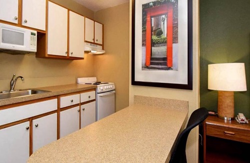 Greenville - Spartanburg Apartment | 1 Queen Bed | Mob Acc Tub Ste Nsmk Sb Micfri