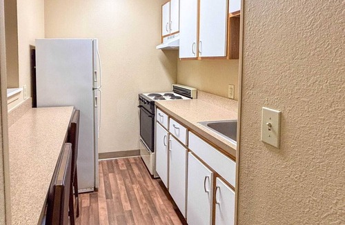 Greenville - Spartanburg Apartment | 1 Queen Bed | Mob Acc Tub Ste Nsmk Sb Micfri