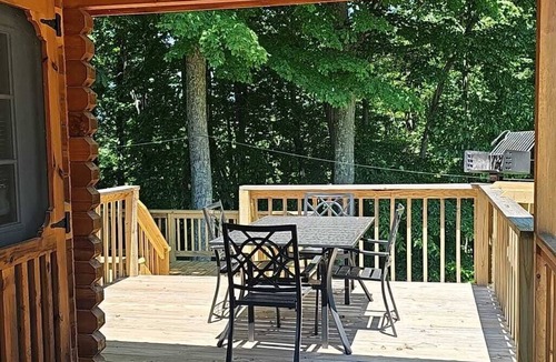 Logan Cabin | 119) Uguisu Log Cabin. Close to Hocking Hills State Park and more!