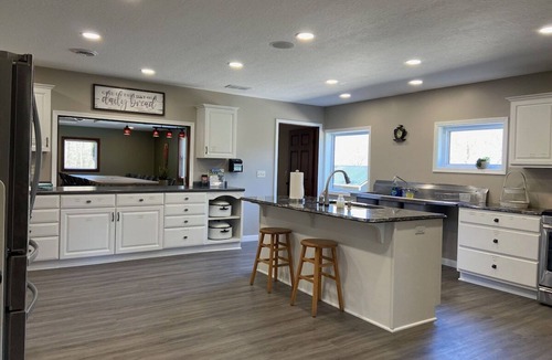 Blissfield Cabin | 13-Bedroom Family-Friendly Lodge. Quiet. Spacious. 2 Ponds. Pet-free.