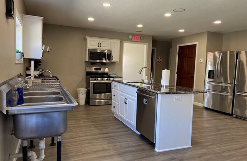 Blissfield Cabin | 13-Bedroom Family-Friendly Lodge. Quiet. Spacious. 2 Ponds. Pet-free.