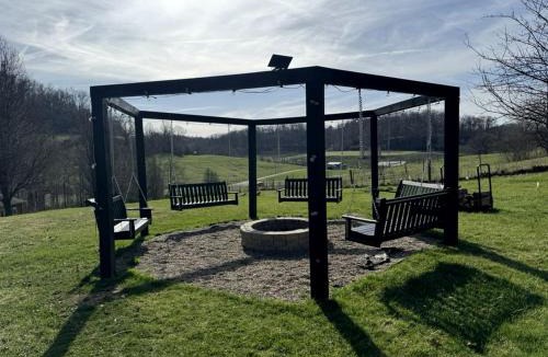 Ava House | 16 Guests | Ponds | Hot Tub | Game Room | Trails in Sarahsville