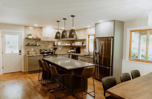 Ava House | 16 Guests | Ponds | Hot Tub | Game Room | Trails in Sarahsville