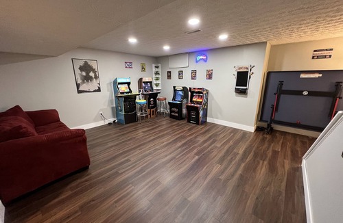 Northwest Columbus Condo | 2-Bedroom Condo with Arcade Room, amazing location15min away from the Zoo or OSU