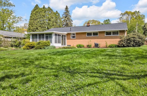 North Canton House | 2-bedroom house - Office - 3 seasons room - Garage in North Canton with WiFi, AC
