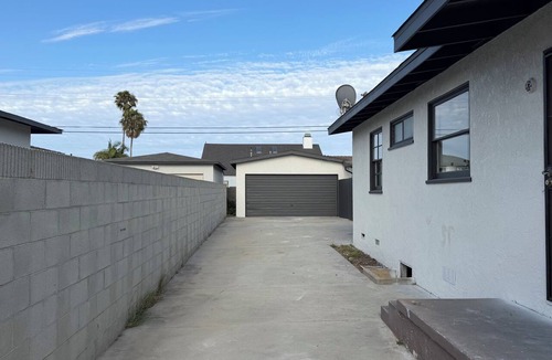 Westchester House | 2 BR Home near LAX & SoFi & Kia Forum with private parking.