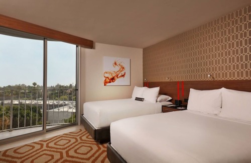 Los Angeles Hotel | 2 Charming Rooms Near LA Attractions – Enjoy Rooftop Dining and Iconic Views