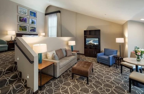 Marina del Rey Hotel | 2 Connecting Suites at a Hotel