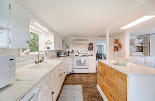Chincoteague Cottage | 2 Mi to Downtown: Tranquil Abode in Chincoteague!
