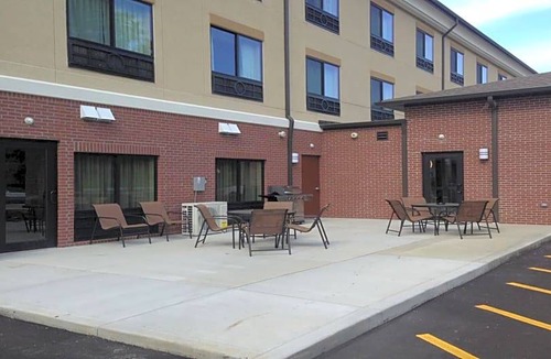 Cambridge Hotel | 2-Star Hotel ∙ Holiday Inn Express & Suites Cambridge, an IHG Hotel
