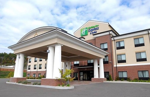 Cambridge Hotel | 2-Star Hotel ∙ Holiday Inn Express & Suites Cambridge, an IHG Hotel