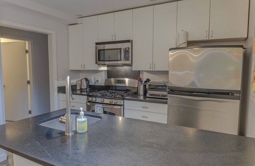 Ballard House | 2bed-2bath Ballard Courtyard Apartment Walk to Old Ballard! Restaurants nearby!