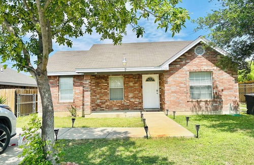 Eagle Pass House | 3-bed 2bath Eagle Pass with AC, WiFi Centrallylocated, recently renovated home!