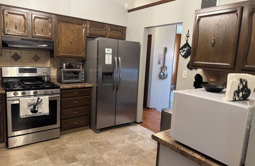 Newark House | 3-bedroom 2 bath House Featuring a Music Theme Decor