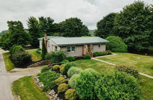 Millersburg House | 3 Bedroom home outside of Berlin, Patio with Hot Tub!