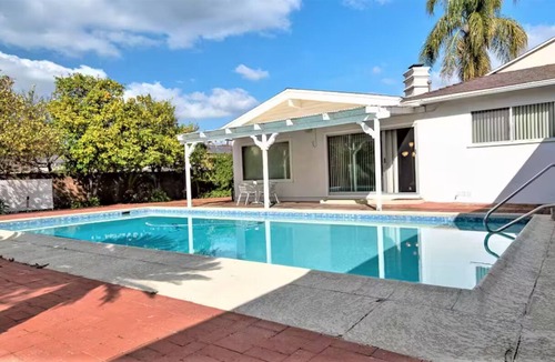 Tarzana House | 3-bedroom house, pool and other amenities in amazing Tarzana area of Los Angeles