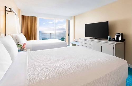 Waikiki Hotel | 3 Convenient Units, The Twin Fin Hotel, Ocean Front Two Doubles with Lanai