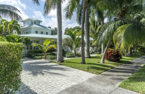 Southside House | 3-Story I Fully Stocked I Designer Interior
