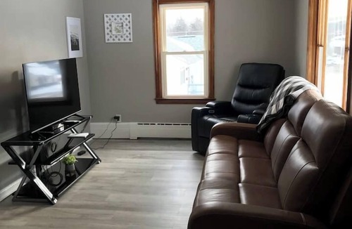 Zanesville House | 3BR/1BA North End - Walk to the Hospital!