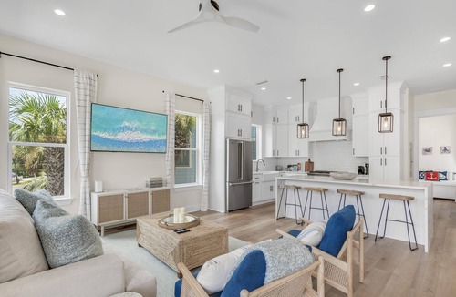 Holiday Isle House | 3BR Coastal Home w/Private Pool + Modern Kitchen | Beach Paradise Manor