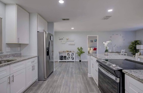 Fruitville House | 3BR Fun House: Ping Pong Table & Screened Patio