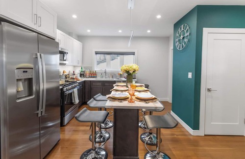 East Somerville Apartment | 3BR2Bth MIT/Harvard/TD Garden/BOS/3 Parking Spaces