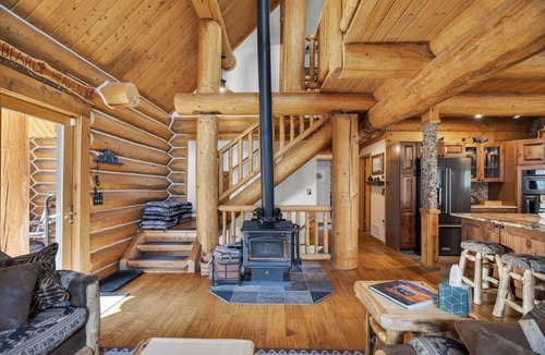 Cascade-Chipita Park House | 4BR Mountain Log Cabin w/Hot Tub,Loft,Deck Views