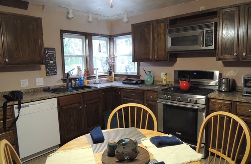 Northwest Akron House | 5 miles to Cuyhoga National Park & Blossom Music Center