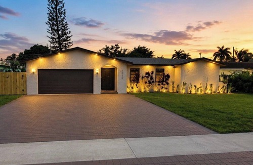 Sunrise House | 5BR/3Bath Pool Oasis - Sleeps 10 - 17 Min to Hard Rock Stadium