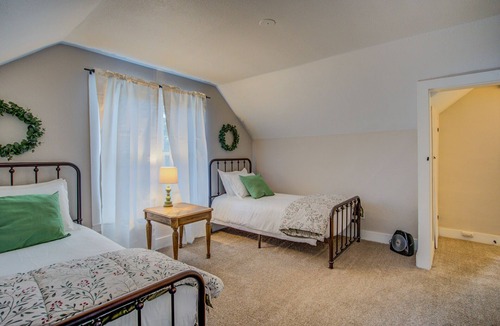 Monument House | 5BR Monument Charm|Walk to Shops & Wedding Venue