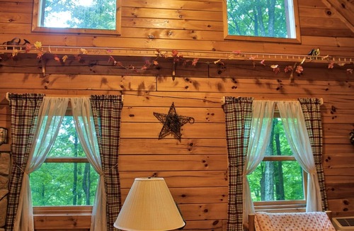 New Plymouth Cabin | Acorn Cabin near Ash Cave