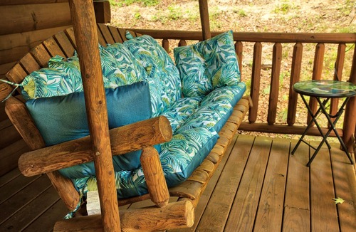 New Plymouth Cabin | Acorn Cabin near Ash Cave